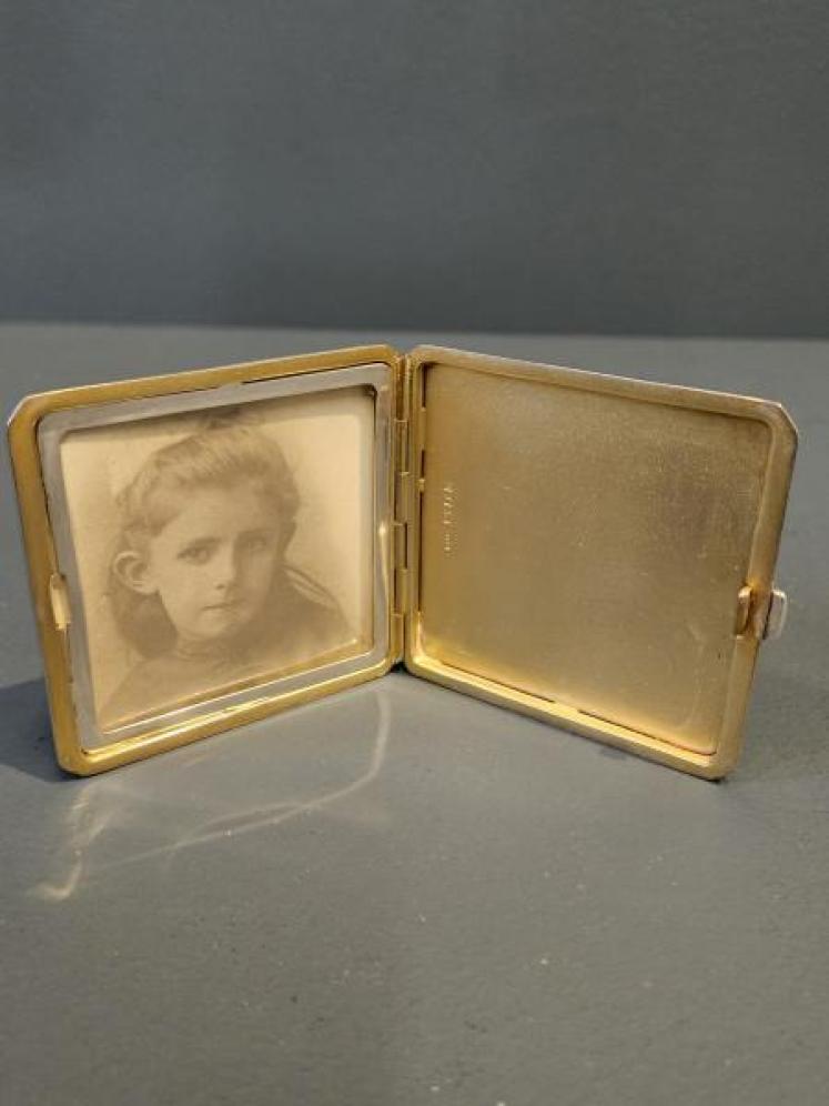 Engine Turned Silver Travelling Photo Frame - Image 1