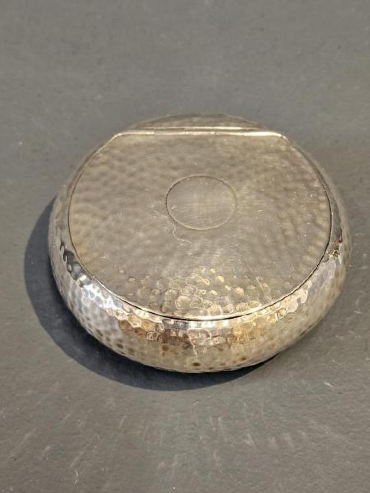 Unusual Planished Silver Squeeze Tobacco Box - Image 1