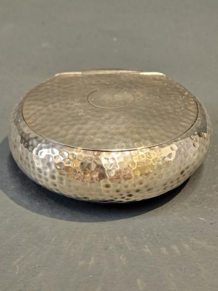 Unusual Planished Silver Squeeze Tobacco Box - Image 2