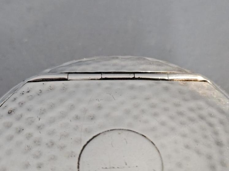 Unusual Planished Silver Squeeze Tobacco Box - Image 3