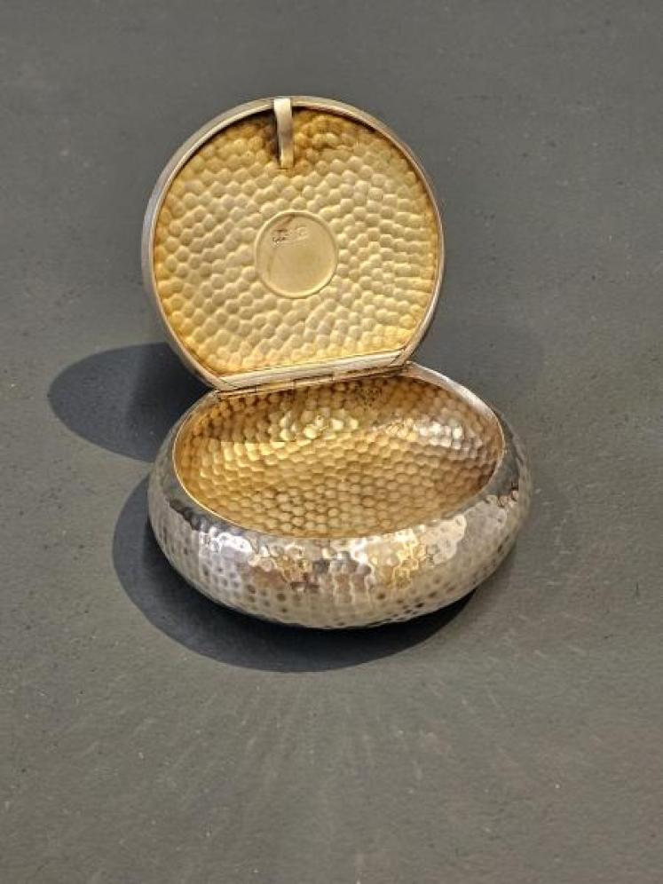 Unusual Planished Silver Squeeze Tobacco Box - Image 4