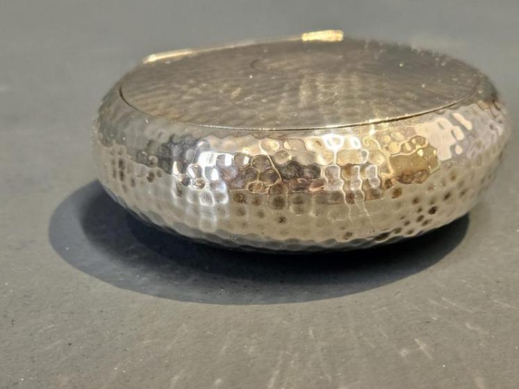 Unusual Planished Silver Squeeze Tobacco Box - Image 5
