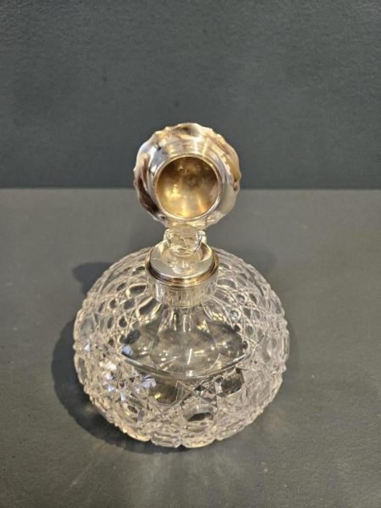 Silver and Yellow Engine Turned Enamel Topped Crystal Scent Bottle - Image 3
