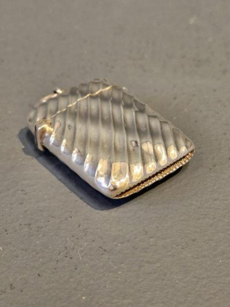 Unusual Victorian Silver Wavy & Ribbed Vesta Case - Image 2