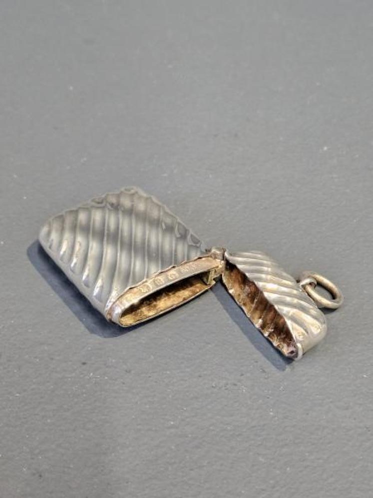 Unusual Victorian Silver Wavy & Ribbed Vesta Case - Image 3