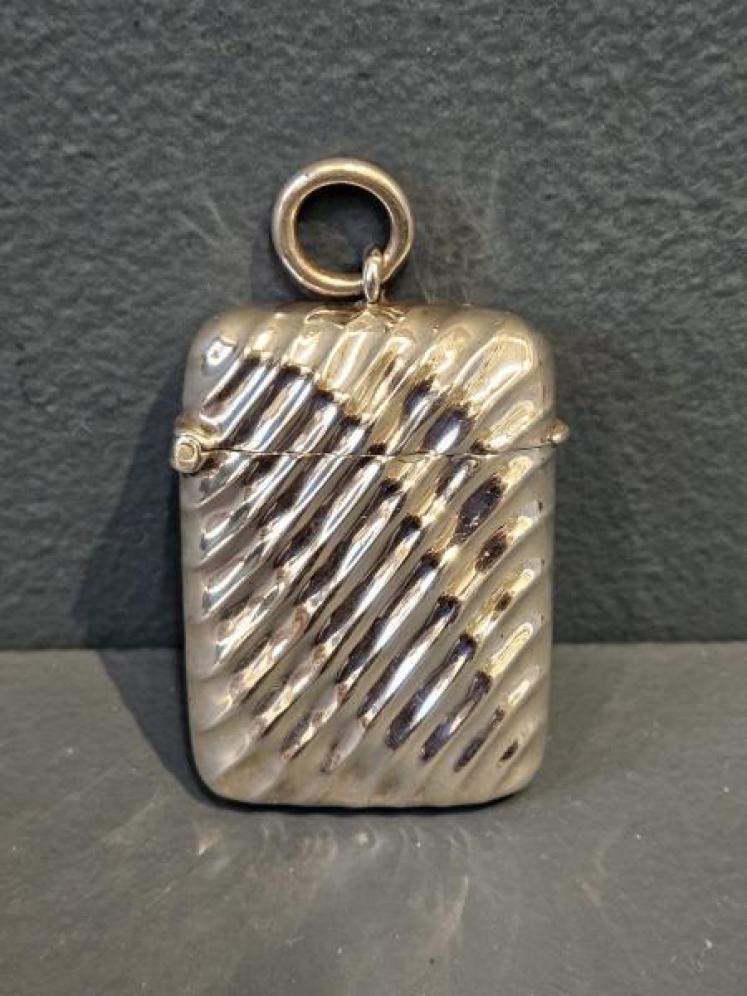 Unusual Victorian Silver Wavy & Ribbed Vesta Case - Image 4