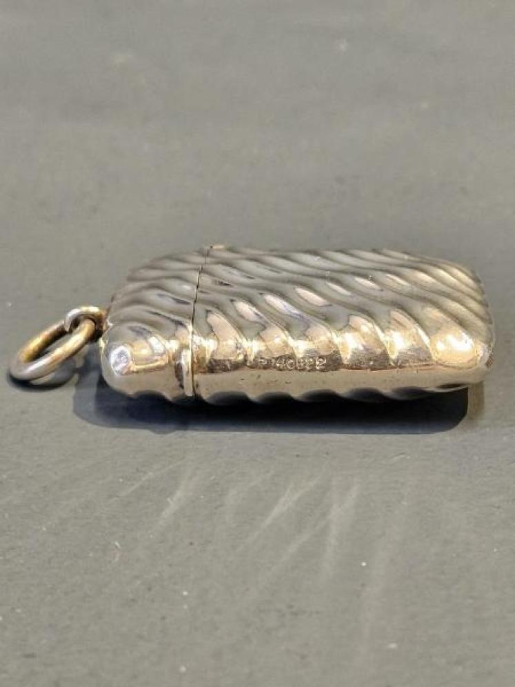 Unusual Victorian Silver Wavy & Ribbed Vesta Case - Image 5
