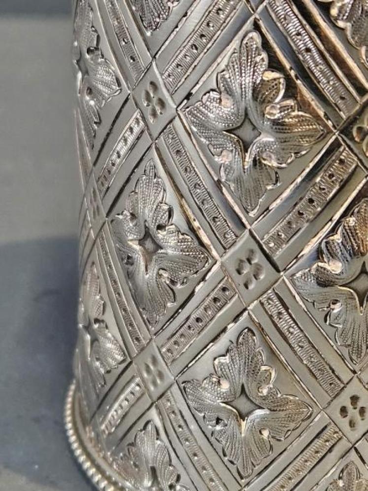Fine Quality Victorian Quilted Silver Mug - Image 3