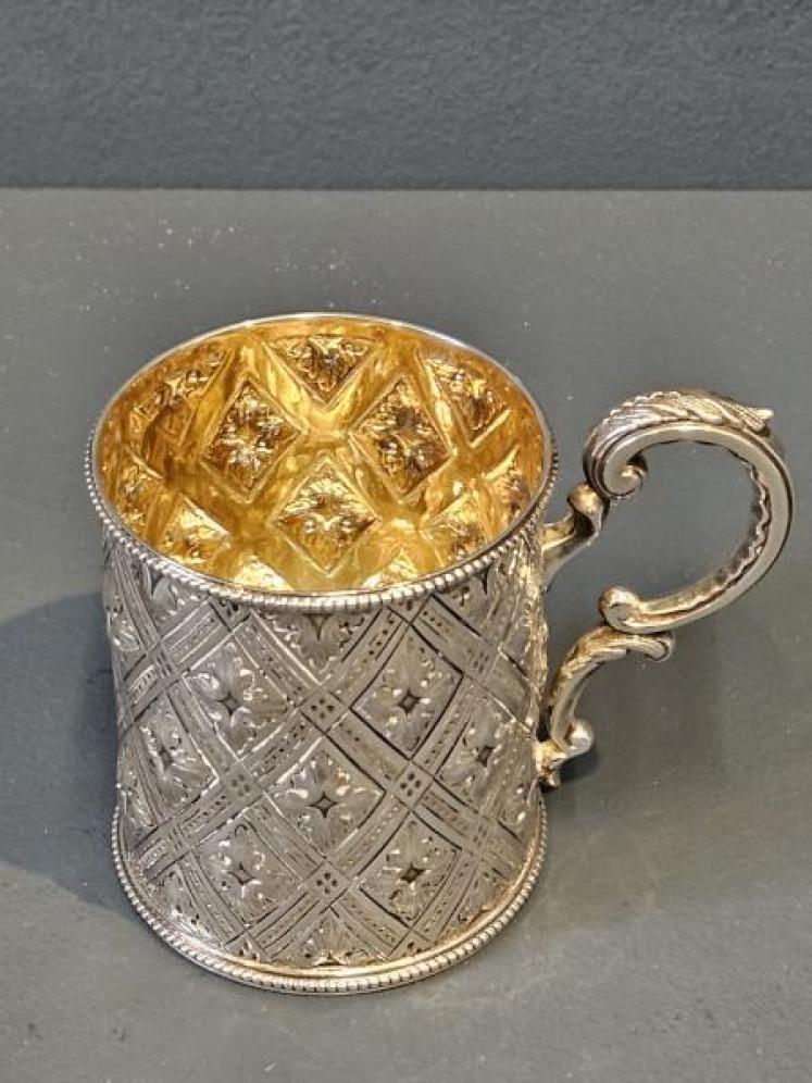 Fine Quality Victorian Quilted Silver Mug - Image 4