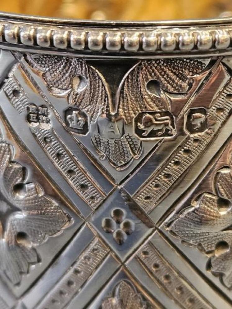 Fine Quality Victorian Quilted Silver Mug - Image 5