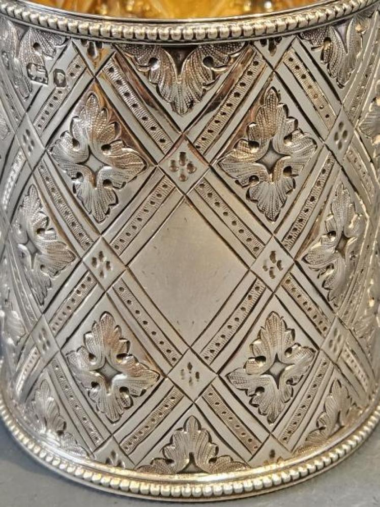 Fine Quality Victorian Quilted Silver Mug - Image 6