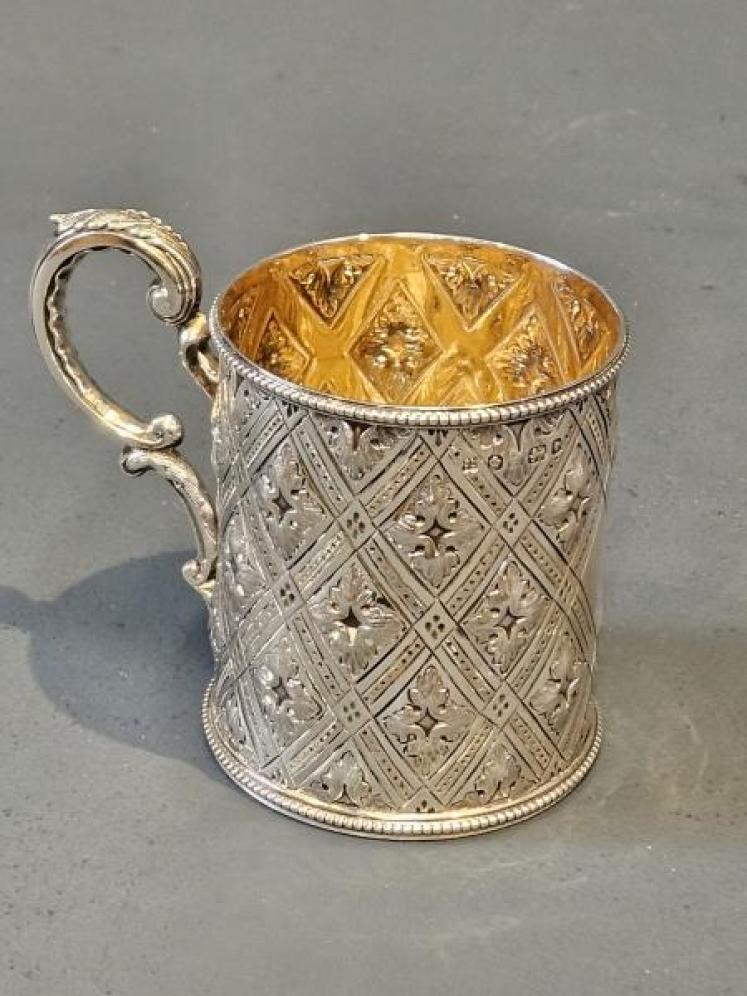 Fine Quality Victorian Quilted Silver Mug - Image 7