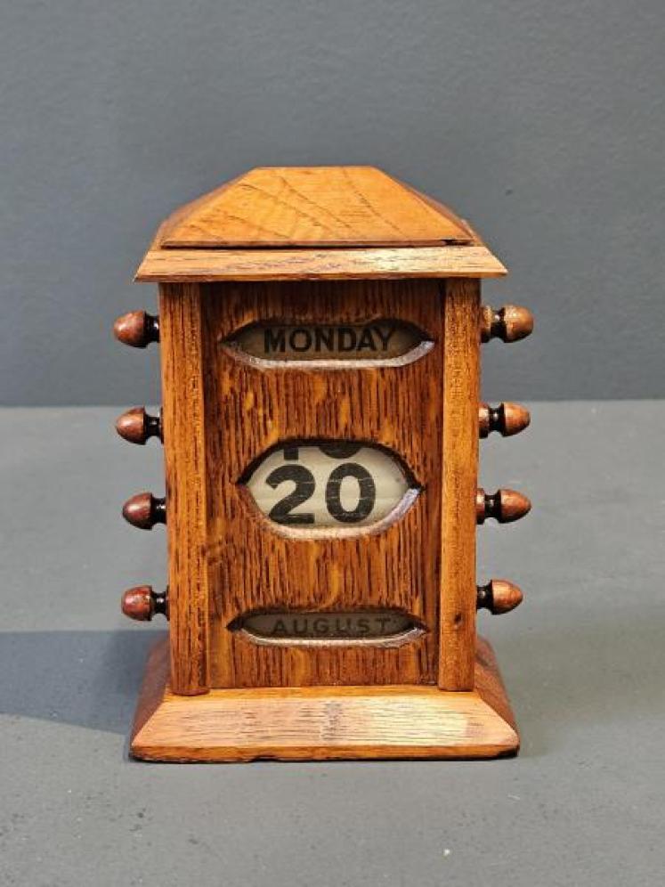 Small Late Victorian Oak Perpetual Desk Calendar - Image 1