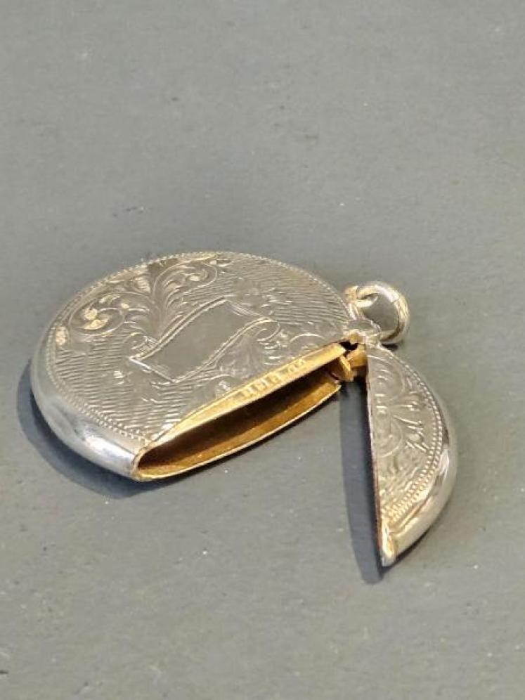 Fine Quality Edwardian Engraved Silver Circular Vesta Case - Image 2