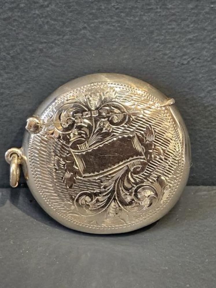 Fine Quality Edwardian Engraved Silver Circular Vesta Case - Image 3
