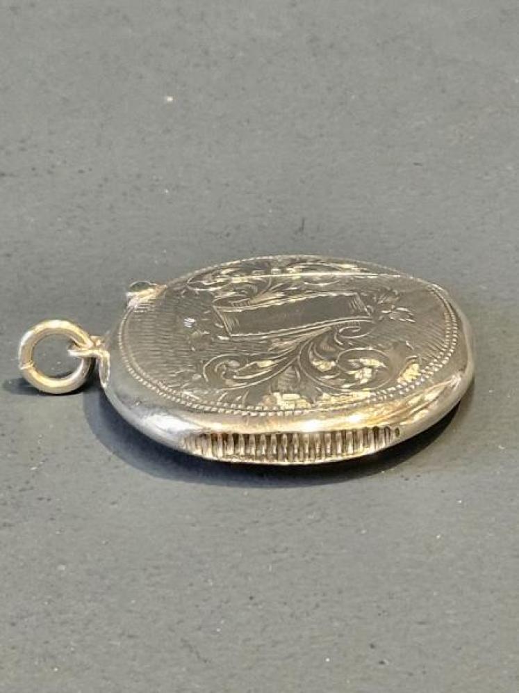 Fine Quality Edwardian Engraved Silver Circular Vesta Case - Image 5
