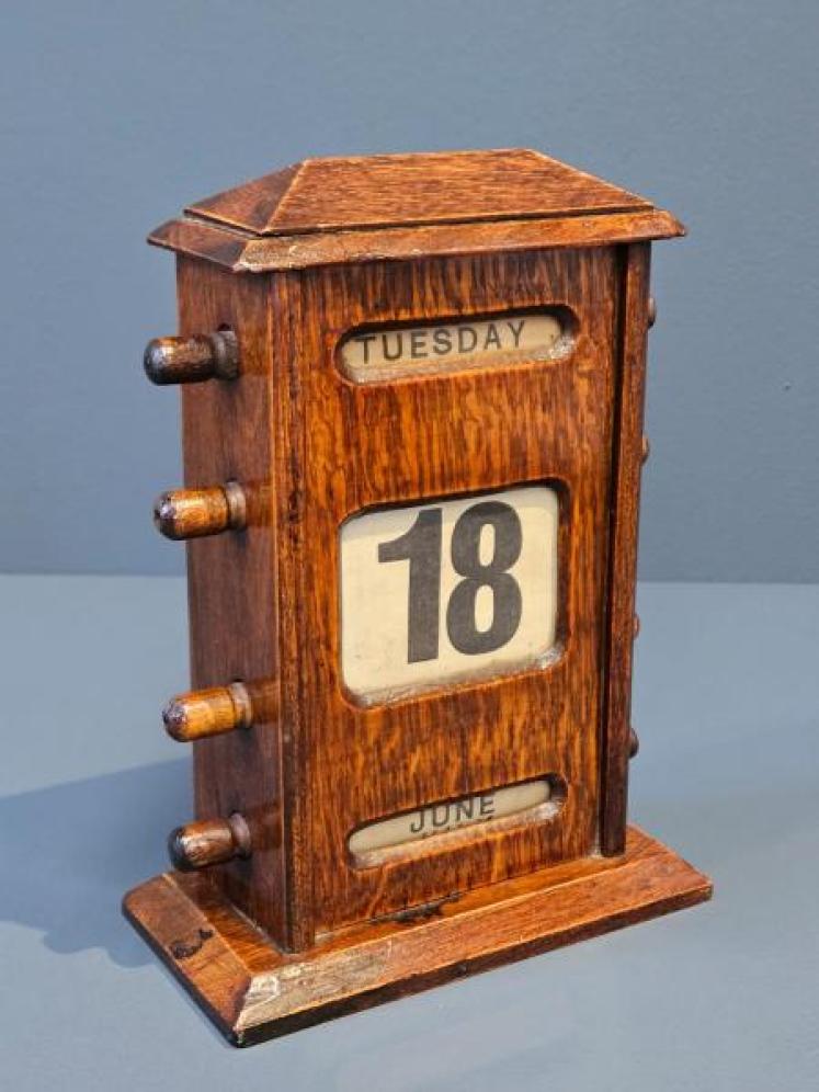 Victorian Oak Perpetual Desk Calendar - Image 1