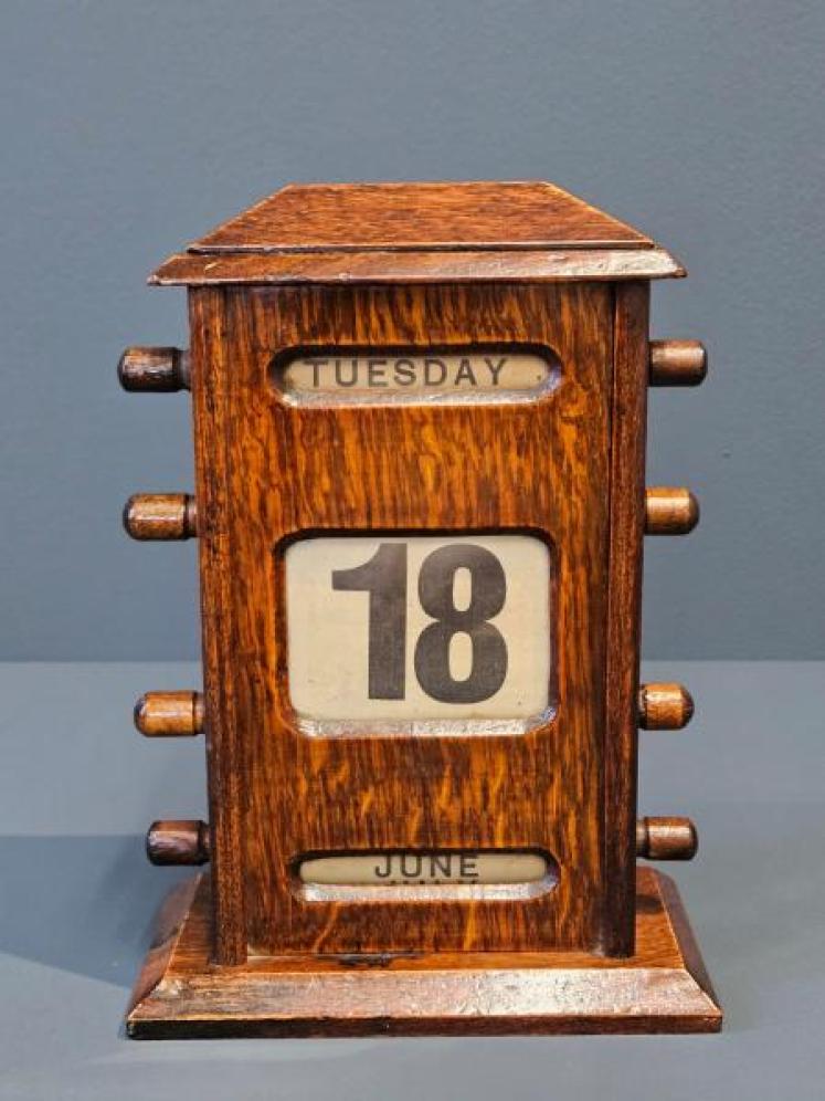 Victorian Oak Perpetual Desk Calendar - Image 2