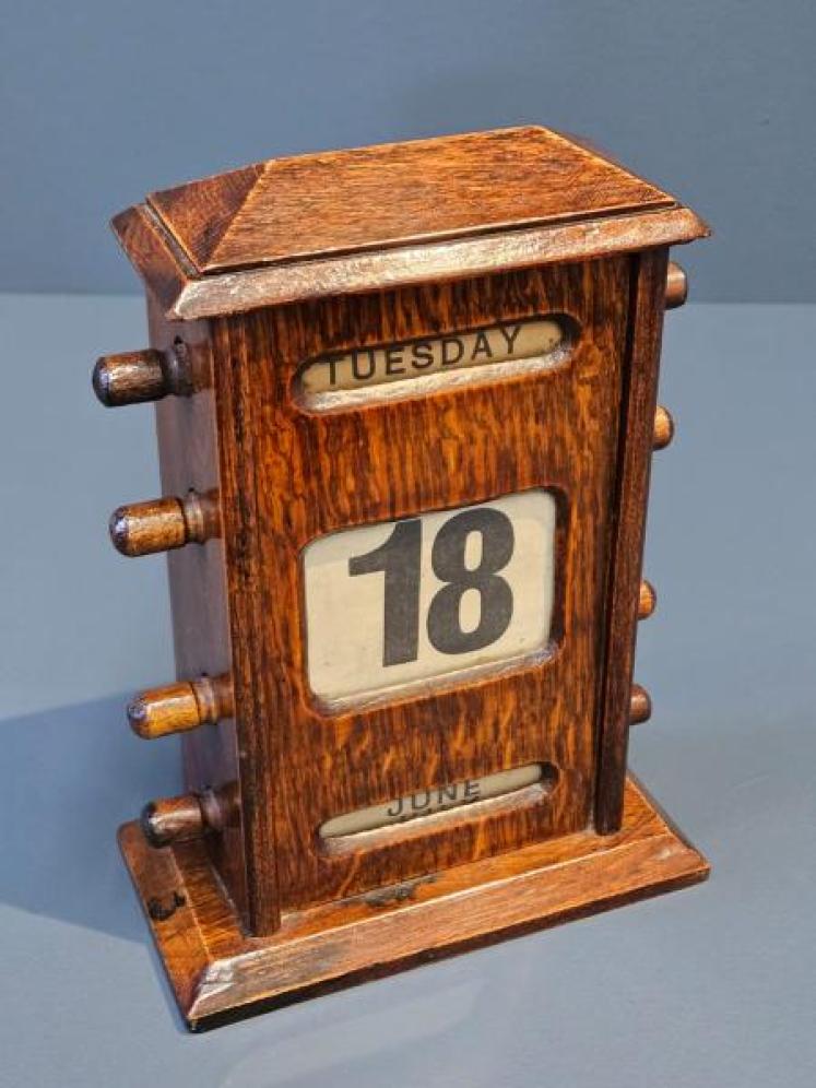 Victorian Oak Perpetual Desk Calendar - Image 3