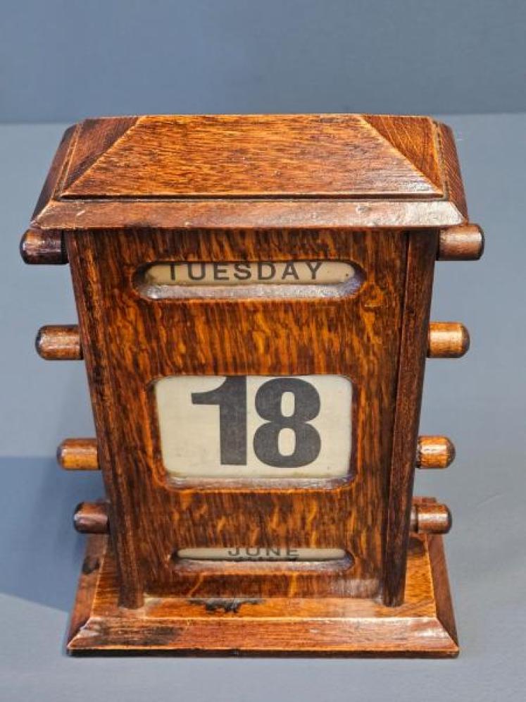 Victorian Oak Perpetual Desk Calendar - Image 6