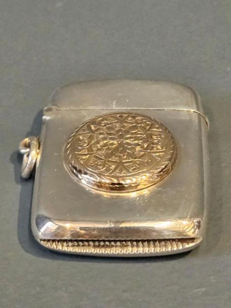 Silver and 9ct Gold Medallion Vesta Case - Image 7