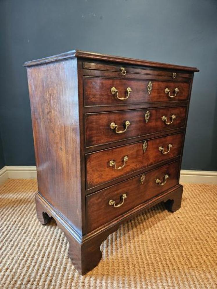 Small George III Mahogany Chest with Brushing Slide - Image 3