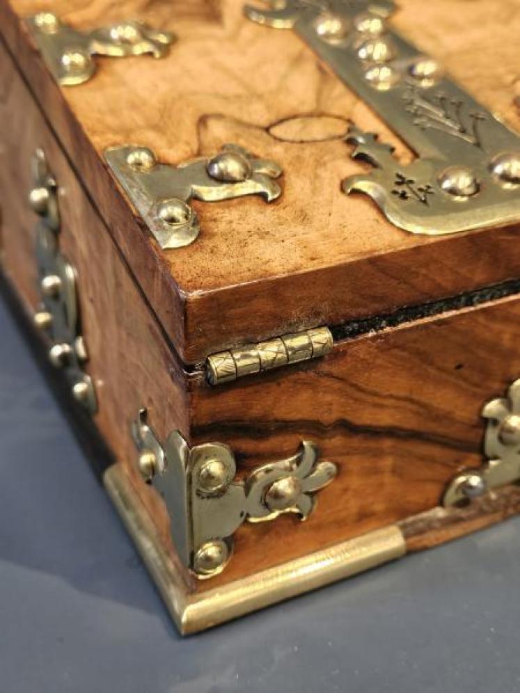 Outstanding Quality Victorian Walnut Writing Box - Image 7
