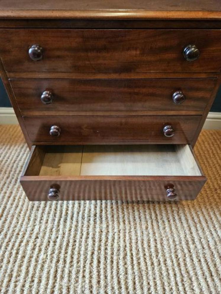 Very Small Early Victorian Mahogany Chest of Drawers - Image 7