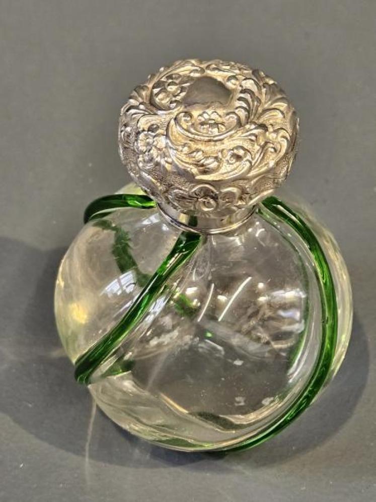 Art Nouveau Glass Silver Top Scent Bottle - Image 3