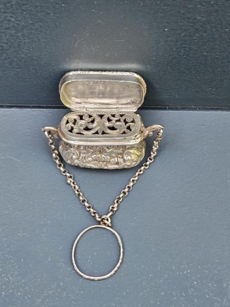Rare Victorian Castle Top Reticule Vinaigrette - Image 3