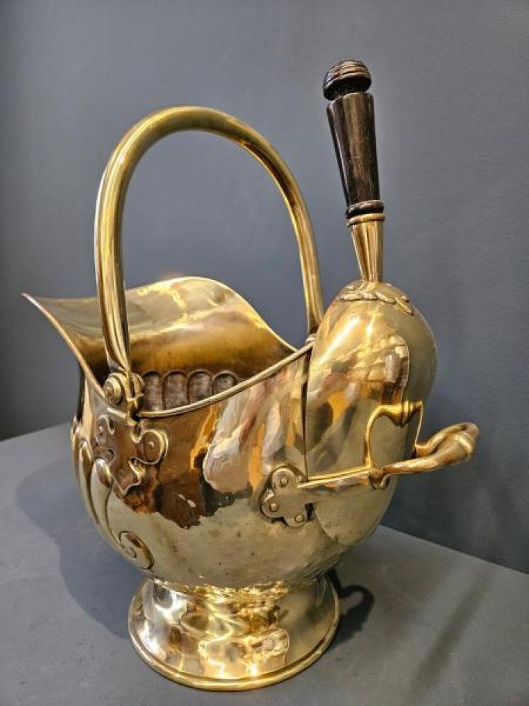 Victorian Brass Coal Scuttle and Shovel  - Image 6