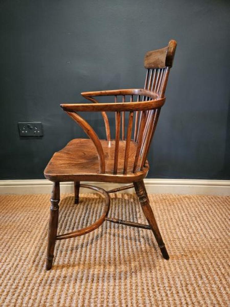 Superb Yew Wood Comb Back Windsor Chair  - Image 4