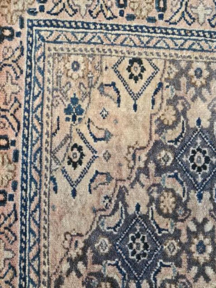 Fine Quality Small Persian Pure Wool Rug  - Image 5