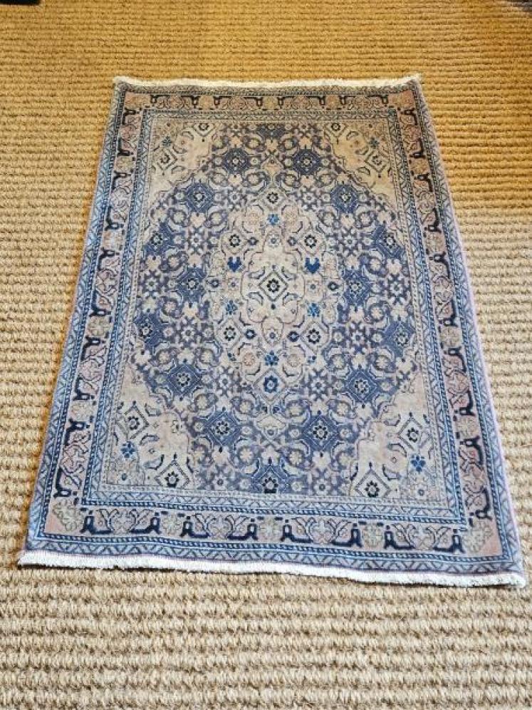 Fine Quality Small Persian Pure Wool Rug  - Image 6