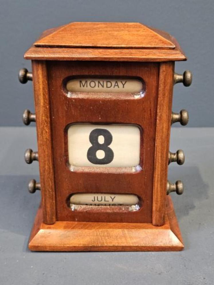 Small Edwardian Mahogany Perpetual Desk Calendar - Image 1