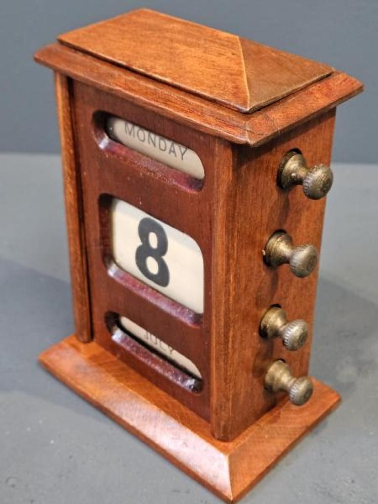 Small Edwardian Mahogany Perpetual Desk Calendar - Image 2