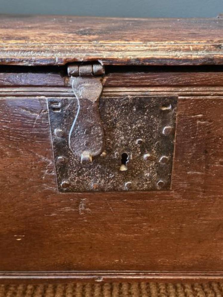 Wonderful 16th Century Oak Coffer - Image 3