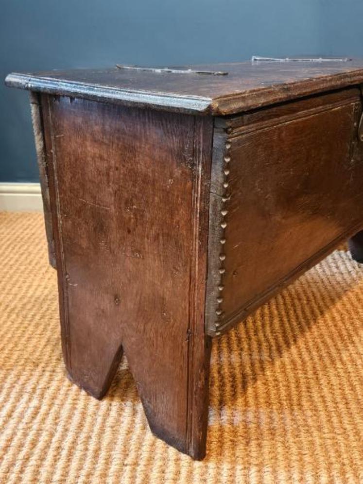 Wonderful 16th Century Oak Coffer - Image 4