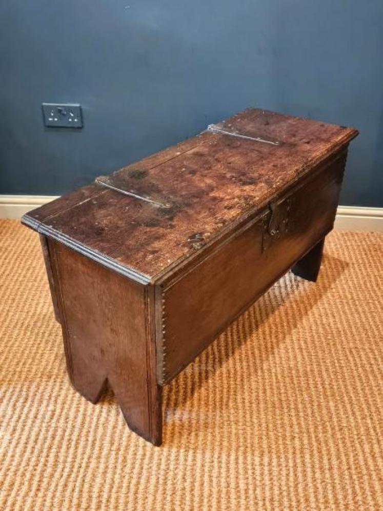 Wonderful 16th Century Oak Coffer - Image 7
