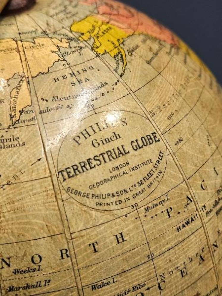 1930's 6" Philips Globe - Image 3
