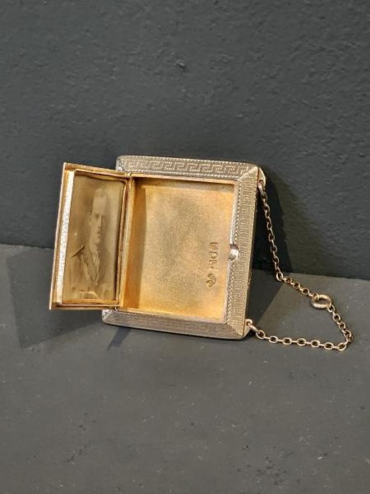 George V Engine Turned Silver Keep Sake Photo Frame - Image 2