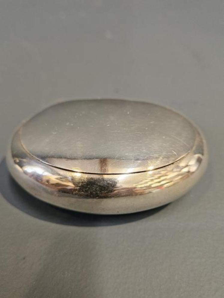 Chester Silver Squeeze Tobacco Pebble - Image 1