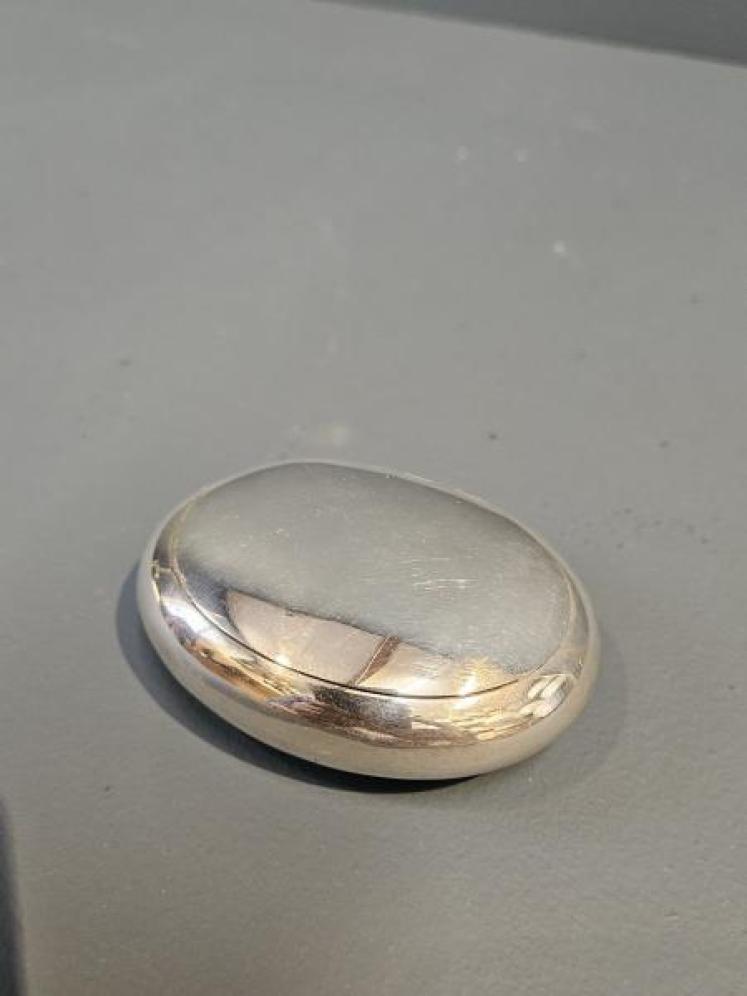 Chester Silver Squeeze Tobacco Pebble - Image 3