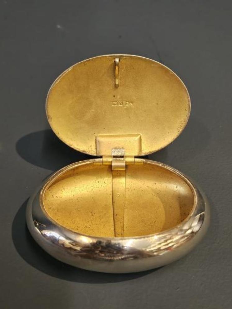 Chester Silver Squeeze Tobacco Pebble - Image 4