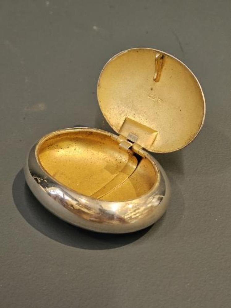 Chester Silver Squeeze Tobacco Pebble - Image 7