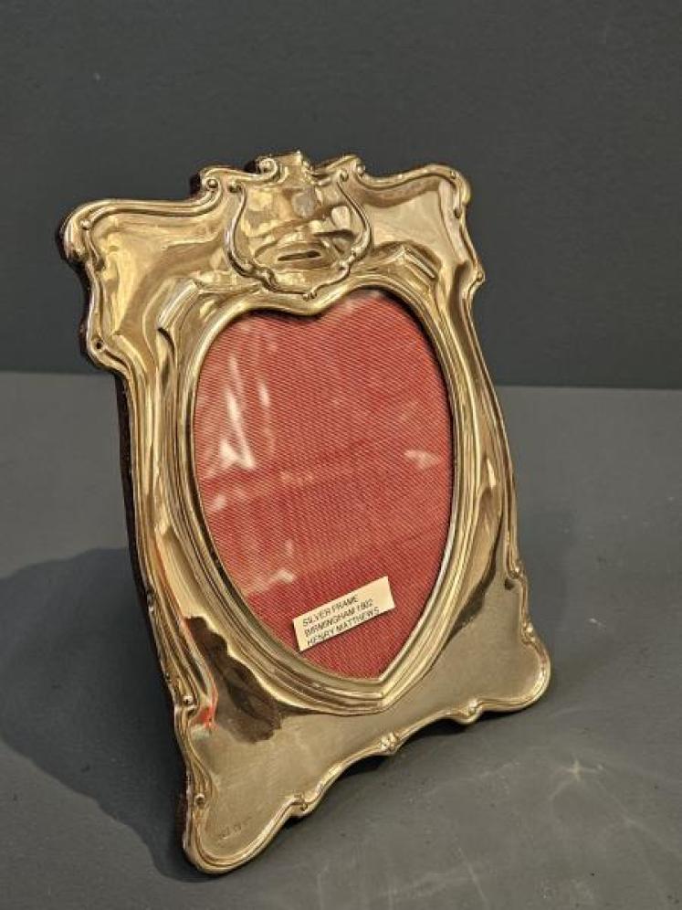 Edwardian Art Nouveau Heart Shaped Silver Photo Frame  - Image 4