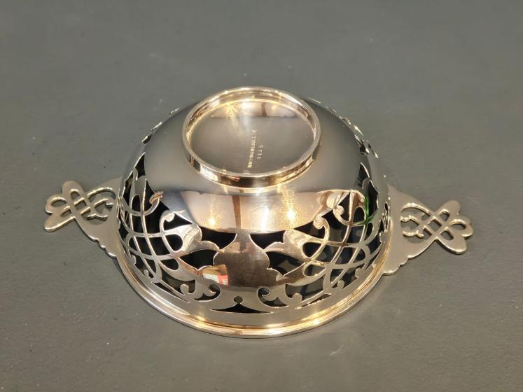 Large Edwardian Mappin and Webb Silver Quaich - Image 3