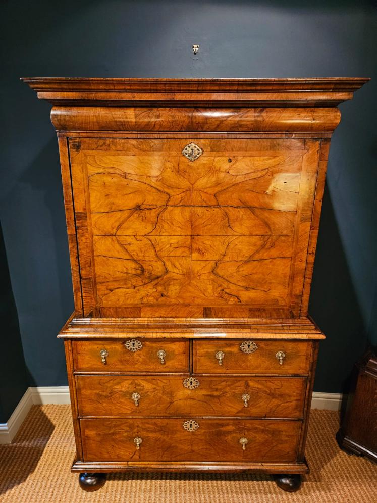 Superb William & Mary Walnut Escritoire - Image 12