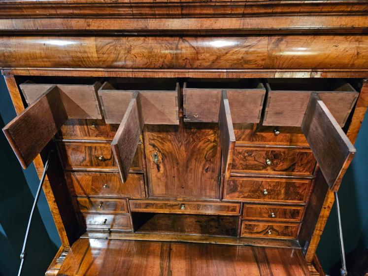 Superb William & Mary Walnut Escritoire - Image 6