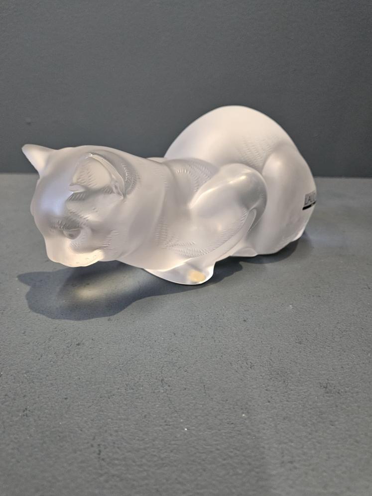Large Lalique Opalescent Crouching Cat - Image 1